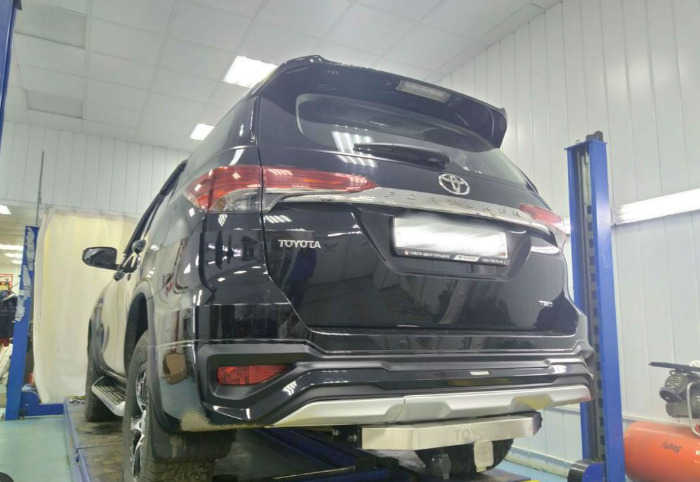 Фаркоп ТСС с накладкой с надписью Toyota для Toyota Fortuner TRD AN160 (Mk.II) 2017- шар E фото 2