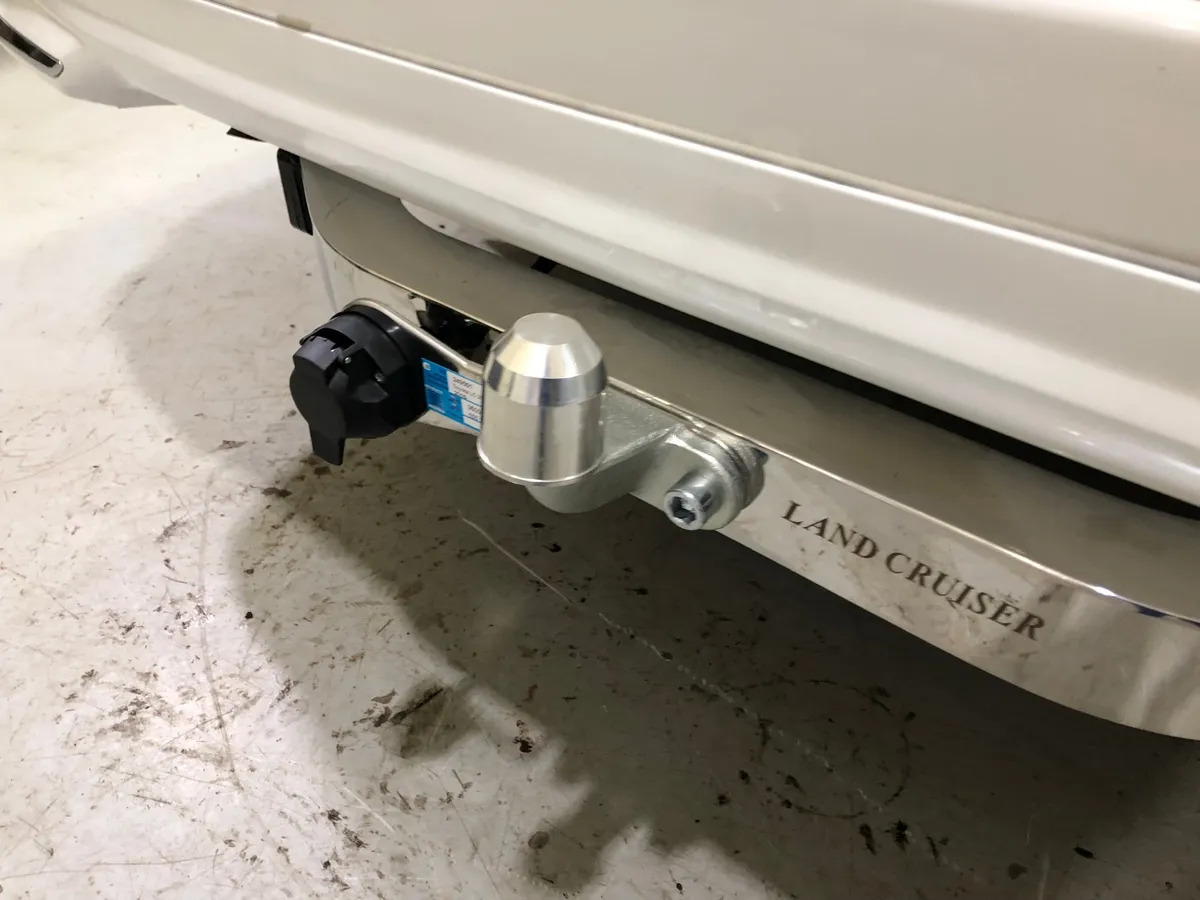 Фаркоп Baltex  с накладкой из нержавеющей стали для Toyota Land Cruiser 200 (Mk.XI) в комплектации Executive 2016-2017 Шар  F фото 7