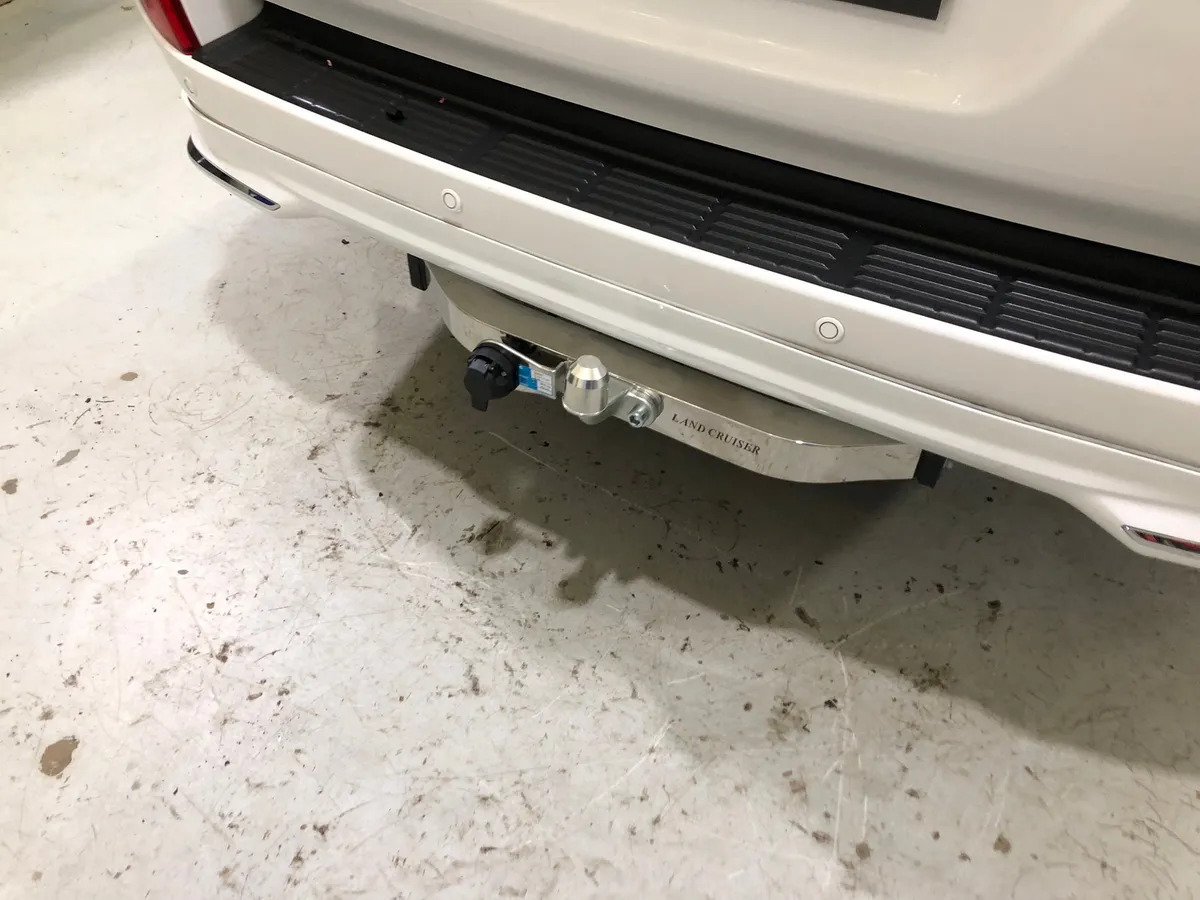 Фаркоп Baltex  с накладкой из нержавеющей стали для Toyota Land Cruiser 200 (Mk.XI) в комплектации Executive 2016-2017 Шар  F фото 4