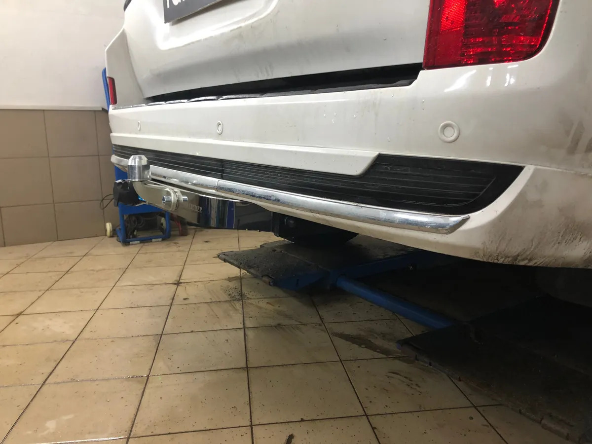 Фаркоп Baltex  с накладкой из нержавеющей стали для Toyota Land Cruiser 200 (Mk.XI) в комплектации Executive 2016-2017 Шар  F фото 2