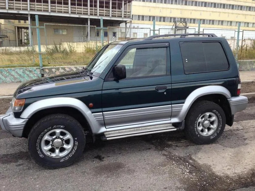 Дефлекторы Cobra Tuning для окон Mitsubishi Pajero II 3-дв. 1991-2000 с хромированным молдингом фото 3