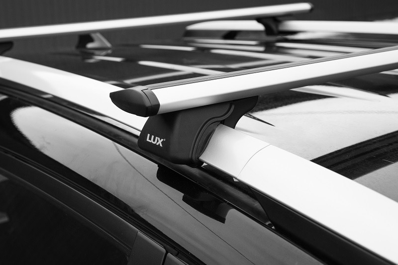 Багажник универсальный на рейлинги LUX КЛАССИК крыловидные дуги черные фото 5