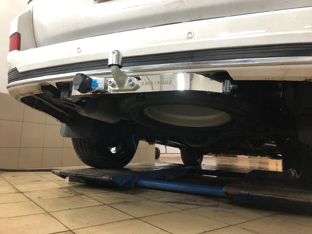 Фаркоп Baltex  с накладкой из нержавеющей стали для Toyota Land Cruiser 200 (Mk.XI) в комплектации Executive 2016-2017 Шар  F фото 3