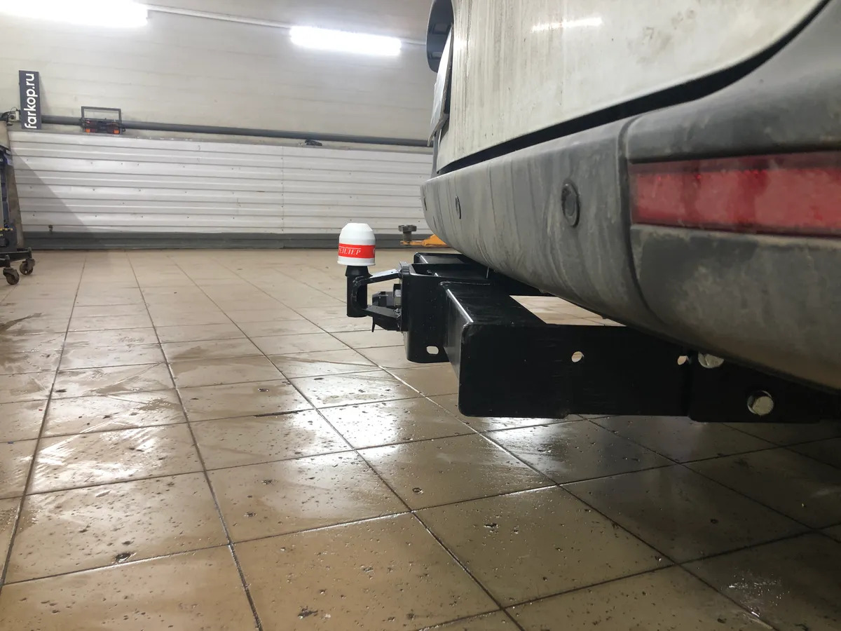 Фаркоп Трейлер для Mercedes Sprinter фургон 2006- без ступеньки  / Volkswagen Crafter фургон 2006-2017 (без ступеньки) Шар F фото 4