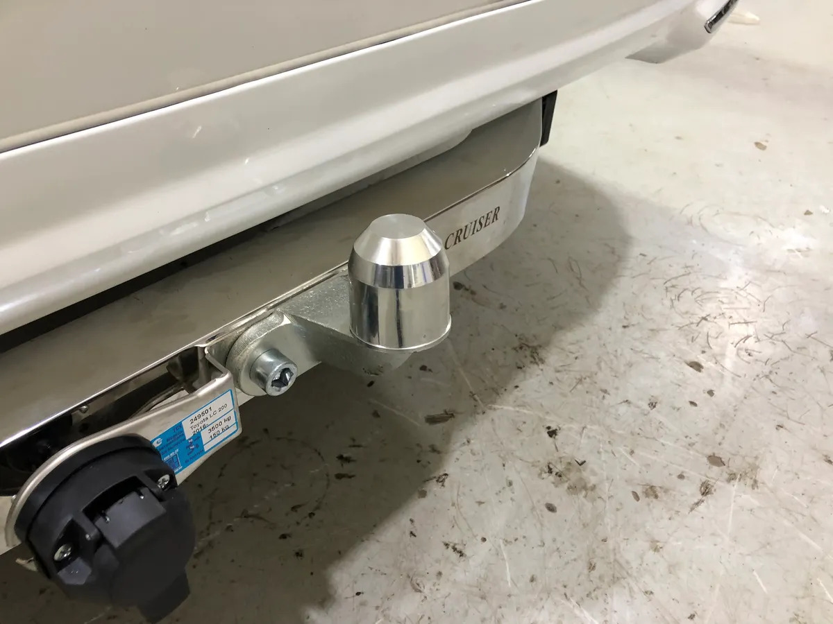 Фаркоп Baltex  с накладкой из нержавеющей стали для Toyota Land Cruiser 200 (Mk.XI) в комплектации Executive 2016-2017 Шар  F фото 5