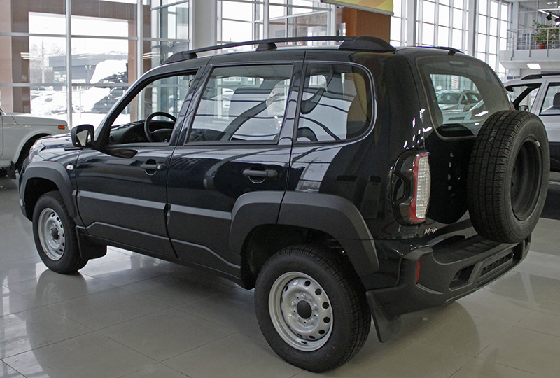 Рейлинги на крышу АПС черные со сверлением для Lada Niva и Chevrolet Niva. фото 3
