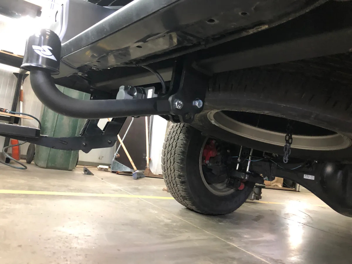 Фаркоп Steinhof для Toyota Hilux 4WD (двойная кабина, бампер со ступенькой без силовой балки , для машин без подготовки 2015- / JAC T6 (Mk.I) 2019 /  JAC T8 Pro 9 (Mk.I)  2023- Шар А фото 2