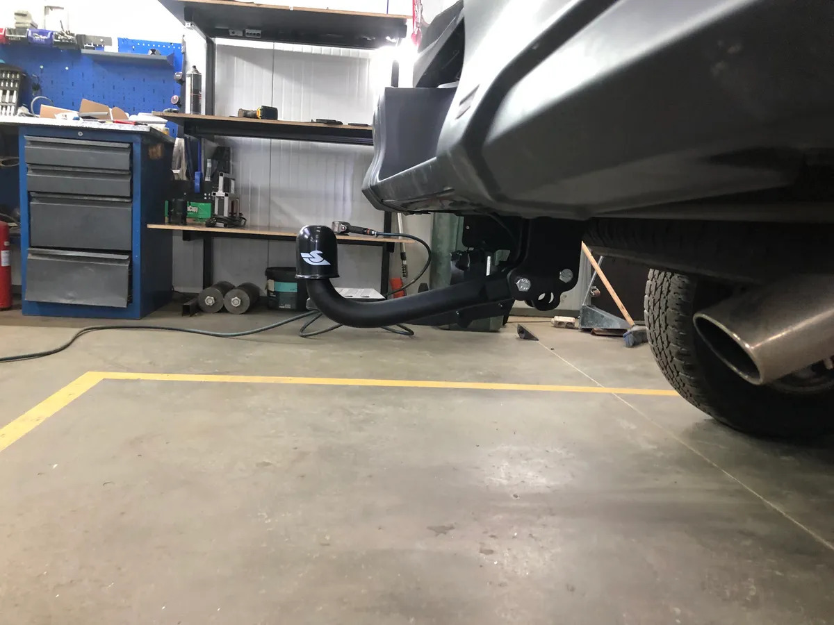 Фаркоп Steinhof для Toyota Hilux 4WD (двойная кабина, бампер со ступенькой без силовой балки , для машин без подготовки 2015- / JAC T6 (Mk.I) 2019 /  JAC T8 Pro 9 (Mk.I)  2023- Шар А фото 5