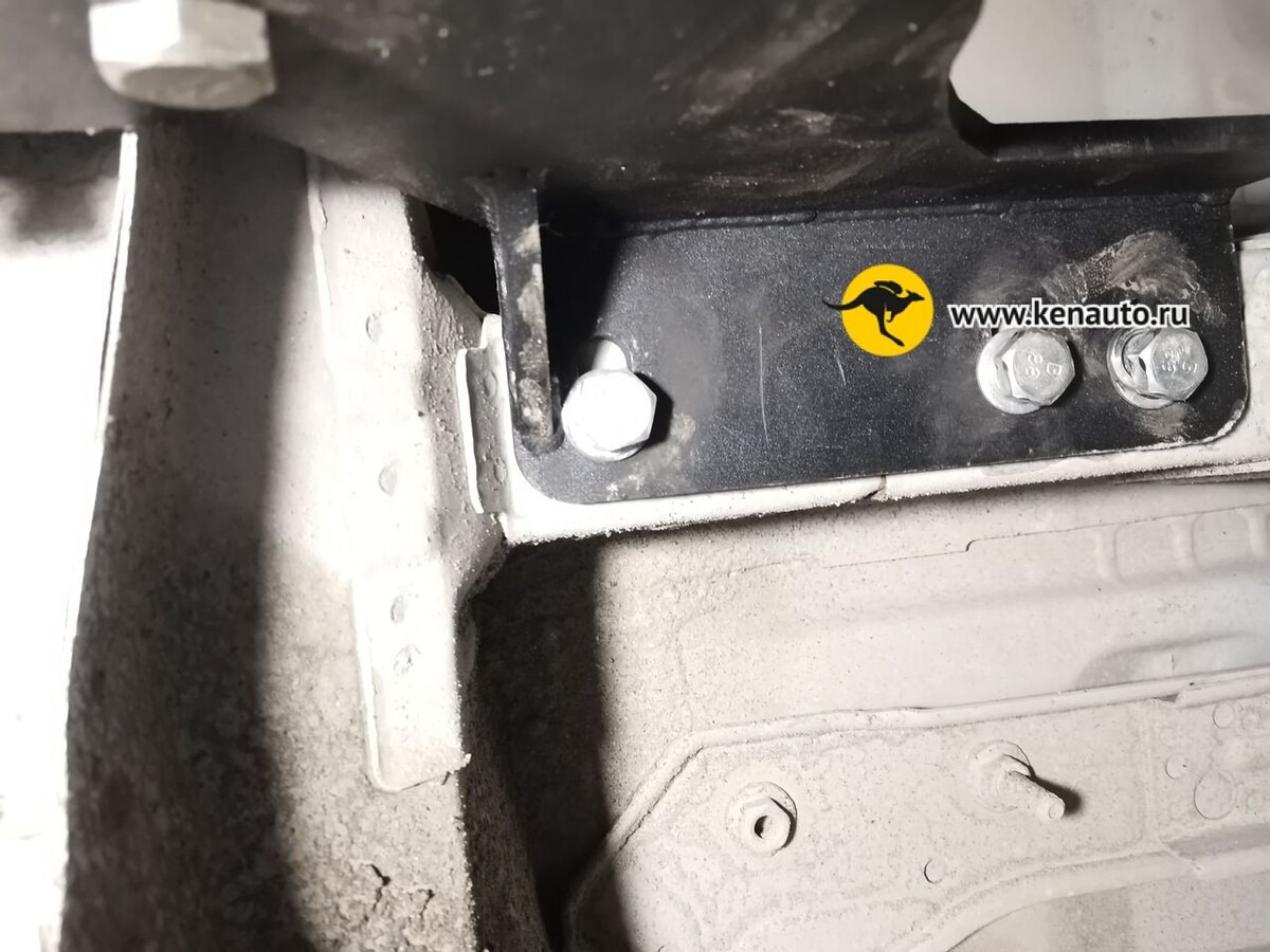 Фаркоп Halty для Toyota Hiace H200 (Mk.V) 2004-2017 / Toyota Regius Ace (широкий кузов левый и правый руль) 2005-2020 Шар А фото 3