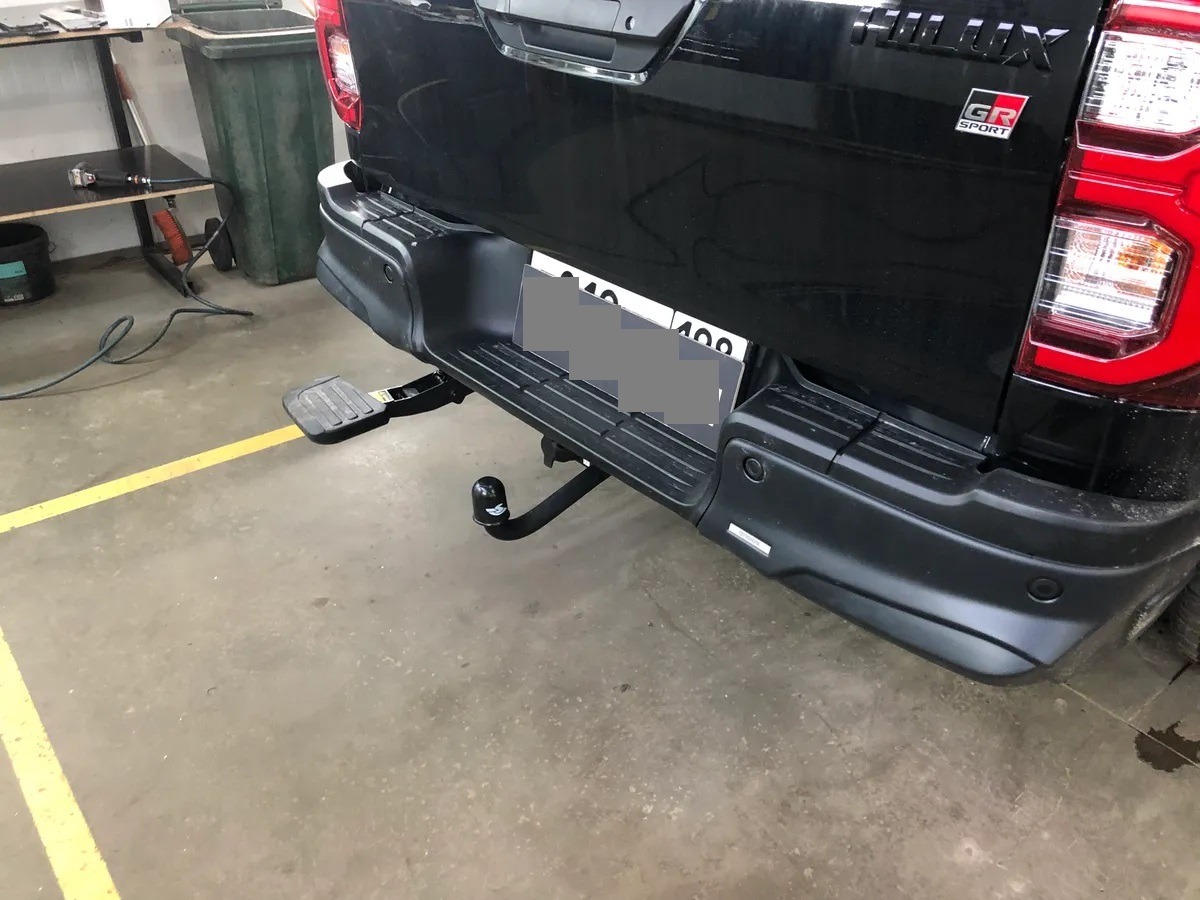 Фаркоп Steinhof для Toyota Hilux 4WD (двойная кабина, бампер со ступенькой без силовой балки , для машин без подготовки 2015- / JAC T6 (Mk.I) 2019 /  JAC T8 Pro 9 (Mk.I)  2023- Шар А фото 4
