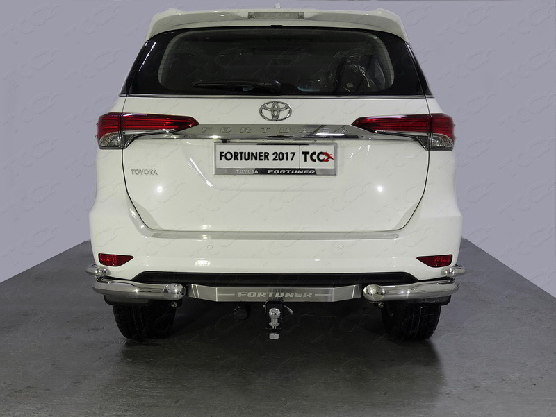 Фаркоп ТСС с накладкой с надписью Fortuner для Toyota Fortuner AN160 (Mk.II) 2017- нерж. шар Е фото 3